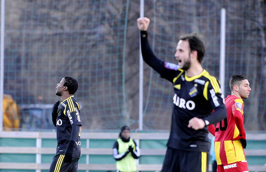 Till vänster målskytten nr 21 Kennedy Igboananike och i