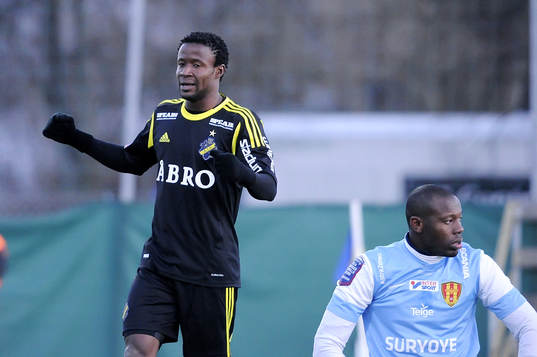 Till vänster målskytten nr 21 Kennedy Igboananike