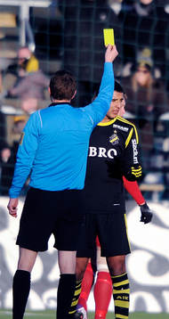 AIKs nr 11 Nabil Bahoui får gulkort