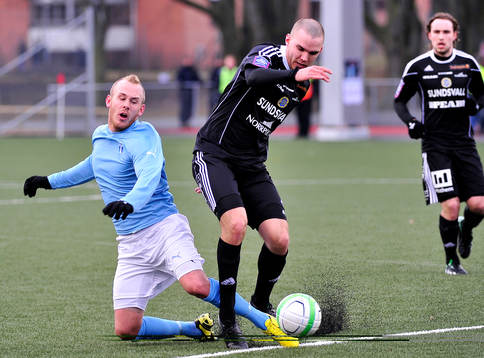 Magnus Eriksson, Malö, stoppas av Marcus Danielson,