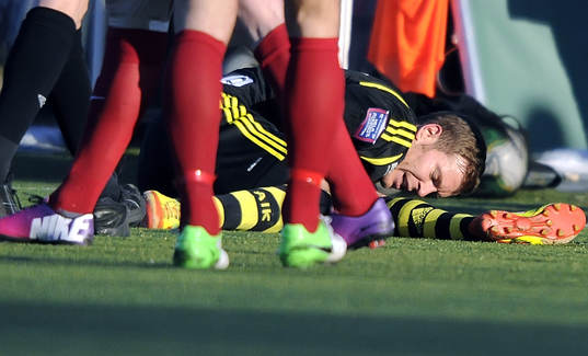 AIKs nr 3 Per Karlsson har ont