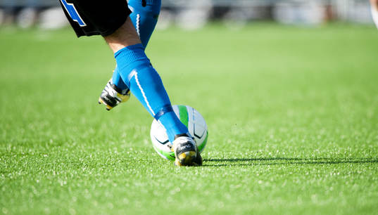 Fot, boll, fotboll, fotbollsskor, gräsmatta