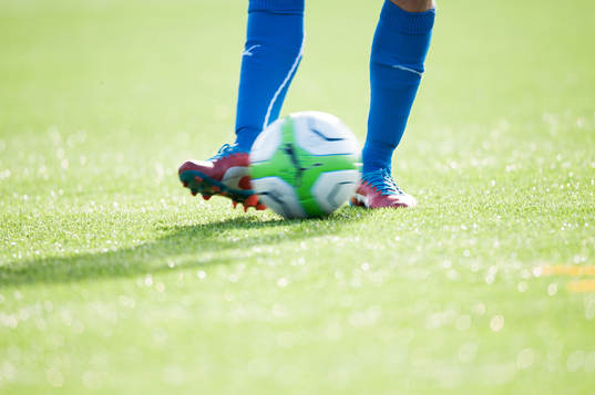 Fot, fotboll, fotbollsskor, tillslag, passning, bredsida