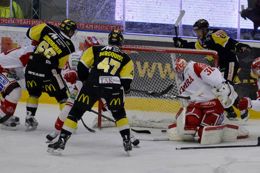 1-1 Mål av Matthew Fornataro bakom mål och pucken i mål
