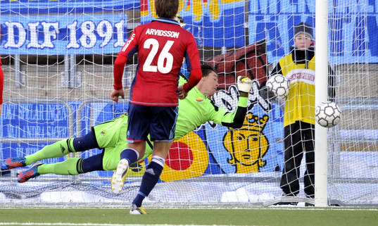Djurgårdens målvakt Kenneth Höje räddar en skott