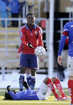 Åtvidabergs nr 21 Emmanuel Dogbe ligger och Djurgårdens