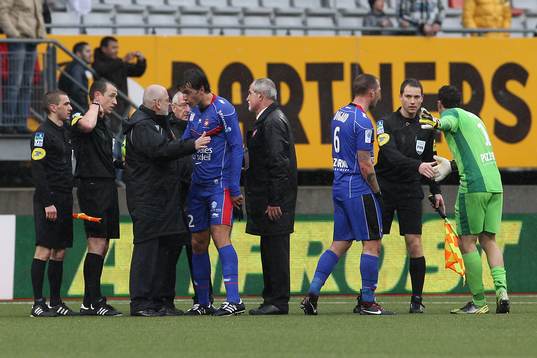 Altercation arbitre et joueurs de Nice fin de match -