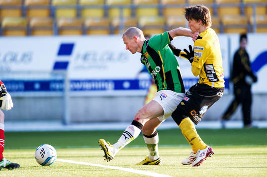 Anderas Augustsson, Gais, håller undan Lasse Nilsson,