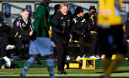 Jörgen Lennartsson, tränare, Elfsborg, ropar till spelarna