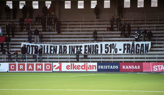 Tifo på Elfsborgsläktaren med texten, Fotbollen är inte