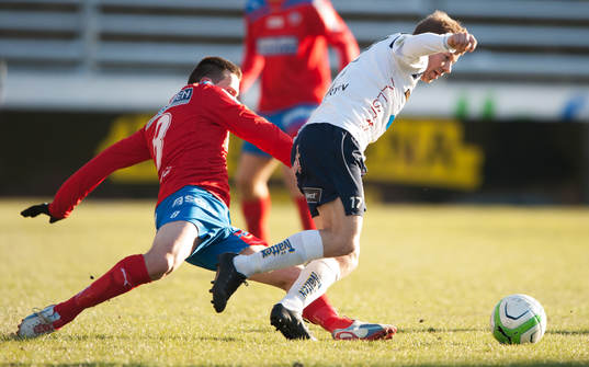Ardian Gashi, Helsingborg, fäller Jonas Lantto, Gefle