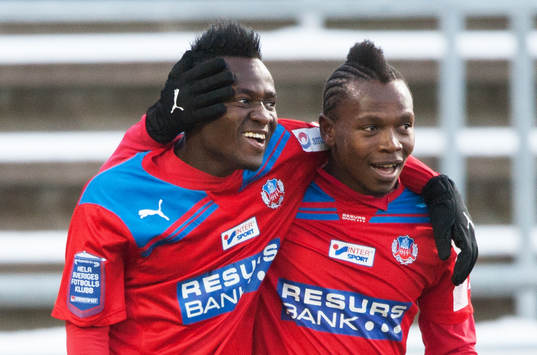 2-målsskytten David Accam, grattas av May Mahlangu,