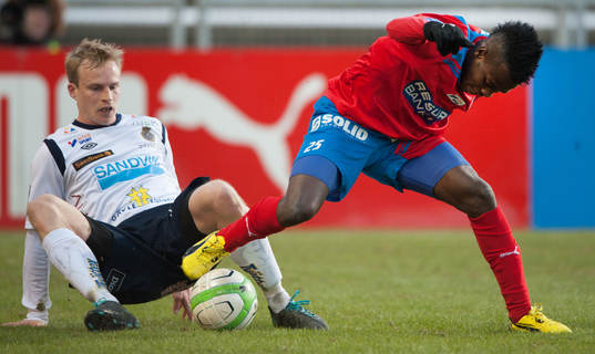 2-målsskytten David Accam, Helsingborg, mot Pär Asp, Gefle