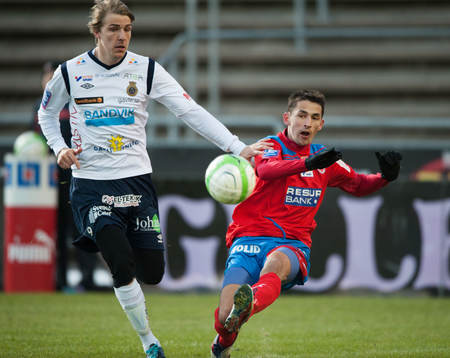 Loret Sadiku, Helsingborg, rensar undan fram,för Johan