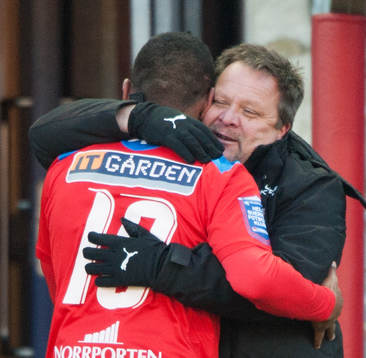 Roar Hansen, tränare, Helsingborg, kramar om Alvaro Santos