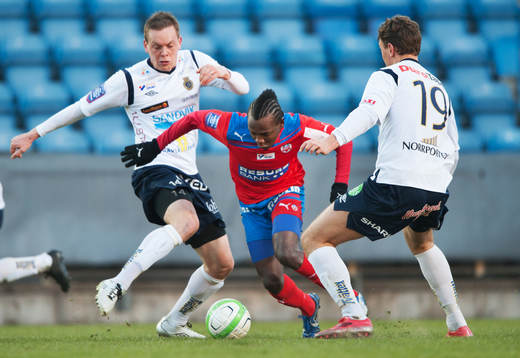 May Mahlangu, Helsingborg, försöker gå mellan Jens