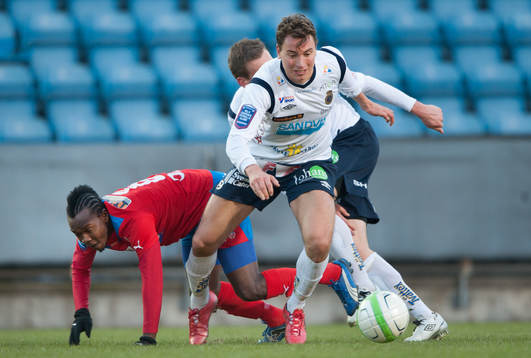 May Mahlangu, Helsingborg, försöker gå mellan Jens
