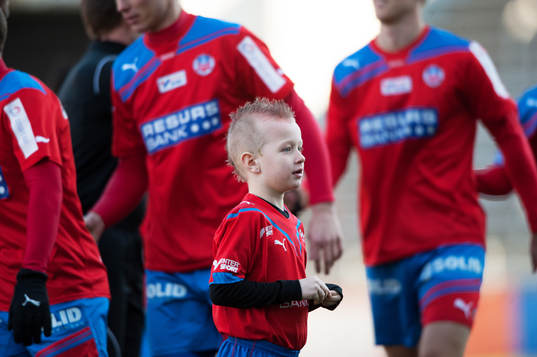 Mascot, matchmascot bland de stora pojkarna