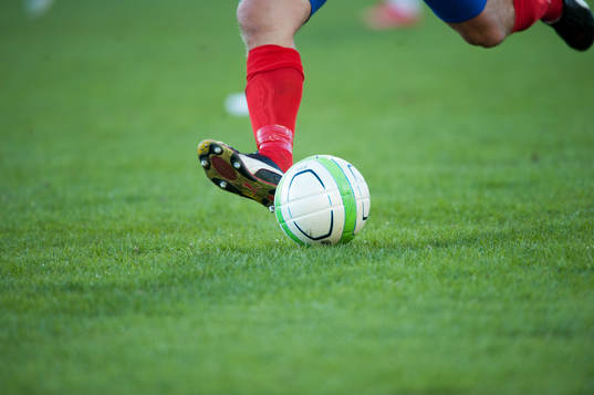 Fot, boll, fotbollssko, gräsmatta, fotbollsstrumpa