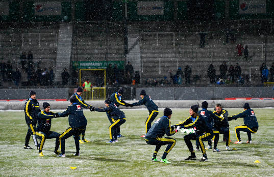 Spelare deltar i Sveriges herrlandslaget träningspass på