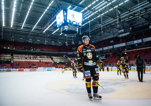 Dennis Persson, Brynäs, deppar medan han lämnar isen