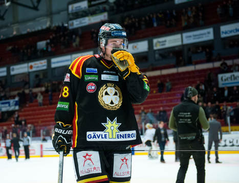 Elias Lindholm, Brynäs, deppar påväg ut från isen