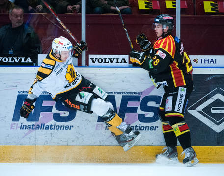 Elias Lindholm, Brynäs, tacklar Oscar Möller, Skellefteå