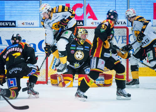 Petter Emanuelsson, Skellefteå, hoppar så att Viktor