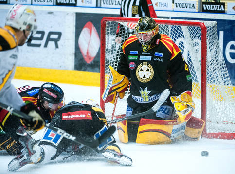 oroligt framför Johan Holmqvist, målvakt, Brynäs