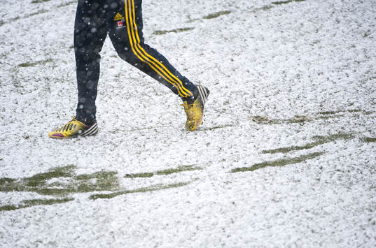 Fotbollsträning i snön