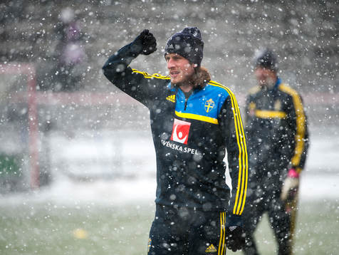 Jonas Olsson har problem att se i snöfallet