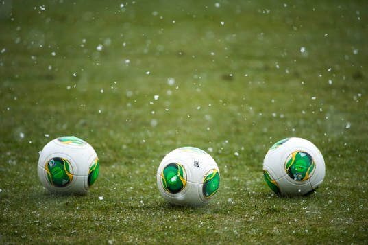 fotbollar i snöfallet