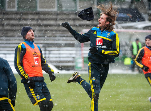 Jonas Olsson, tar emot en nickboll