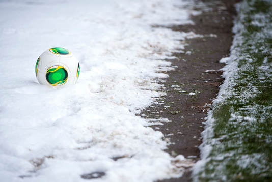 En fotboll i snön