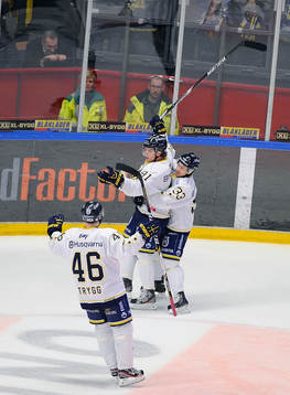 Jubel 1-2 målet av HV71 nr 91 Andreas Jämtin