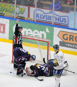 Linköpings målvakt nr 31 Christian Engstrand blev skadad