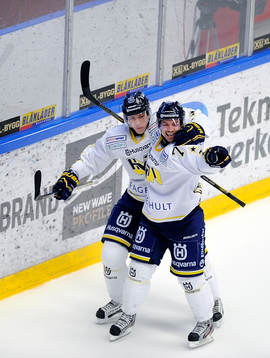 Jubel  3-4 målet av HV71 nr 72 Patrik Carlsson