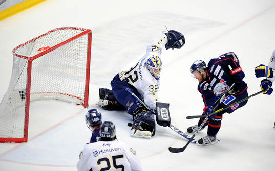 Robin Figren i Linköping gör 1-1 bakom HV71 målvakt