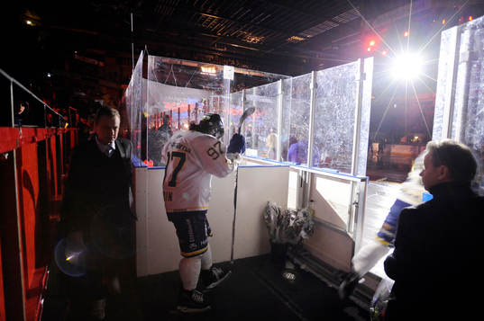 Bläddra bland fler bilder av Ishockey, Elitserien, Kvartsfinal 4, Linköping HC - HV71