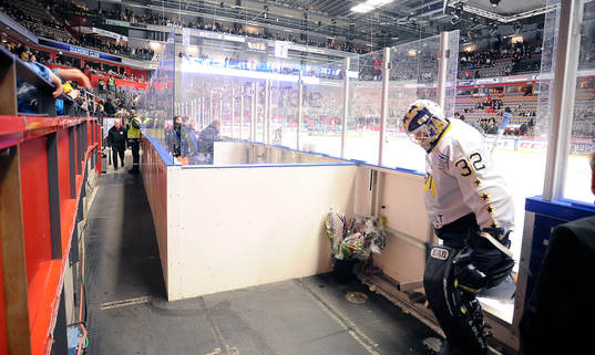 Gustaf Wesslau målvakt i HV71 går av isen i Cloetta Center