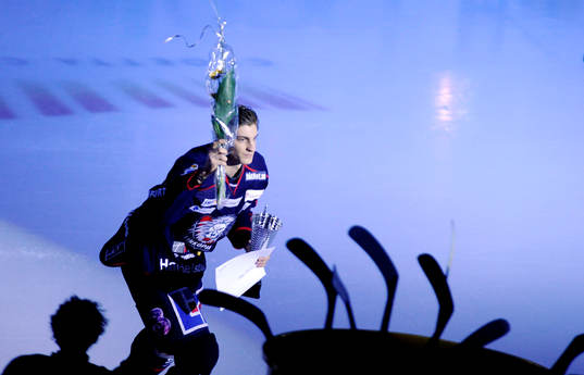 Mattias Bäckman i Linköping HC fick pris innan matchen