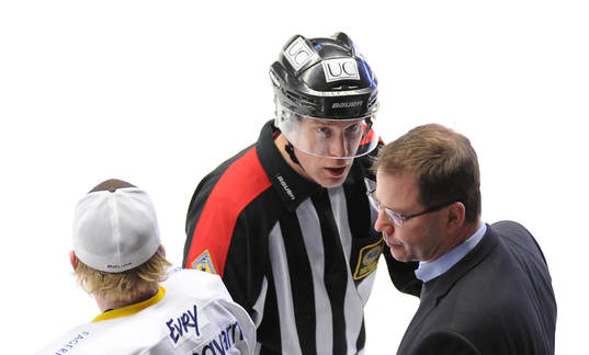 Ulf Dahlen tränare HV71 talar med domaren Morgan Johansson
