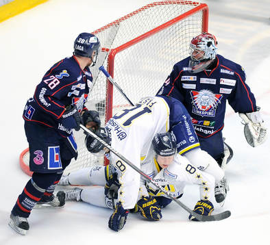 HV71 Jesper Fasth och Rhett Rakhshani kör fast i