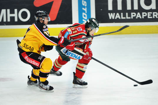 Frölundas nr 51 Mats Rosell Olsen jagas av Luleås nr 17