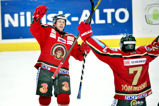Frölundas nr 5 Christian Bäckman jublar