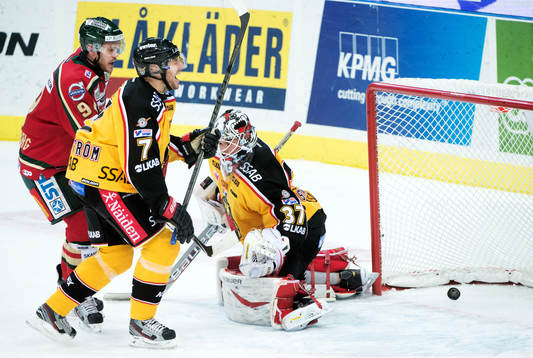 Christian Bäckman, Frölunda, gör 1-0 bakom Johan