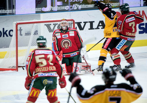 Jan Sandström, Luleå, gör 1-1 bakom Julius Hudacek,
