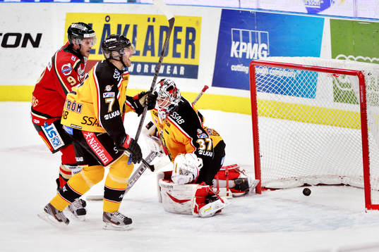 Frölundas nr 5 Christian Bäckman gör 1-0. Frölundas nr