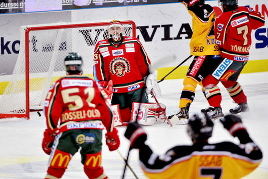 Luleås nr 7 Jan Sandström gör 1-1 bakom Frölundas