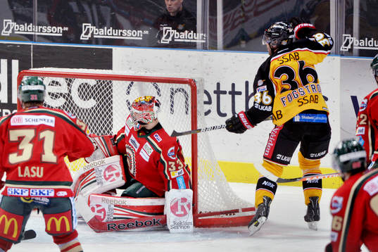 Luleås nr 36 Niklas Fogström gör 3-2 till Luleå